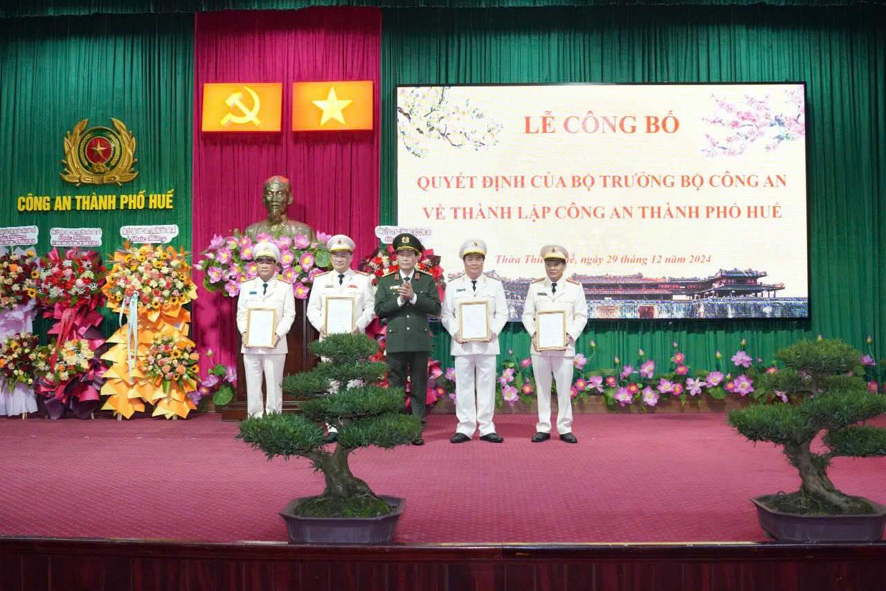 Senior Lieutenant General Le Quoc Hung (center) - Deputy Minister of Public Security presents the Decision of the Minister of Public Security on personnel arrangement of the Hue City Police Department. Photo: Tran Hong.
