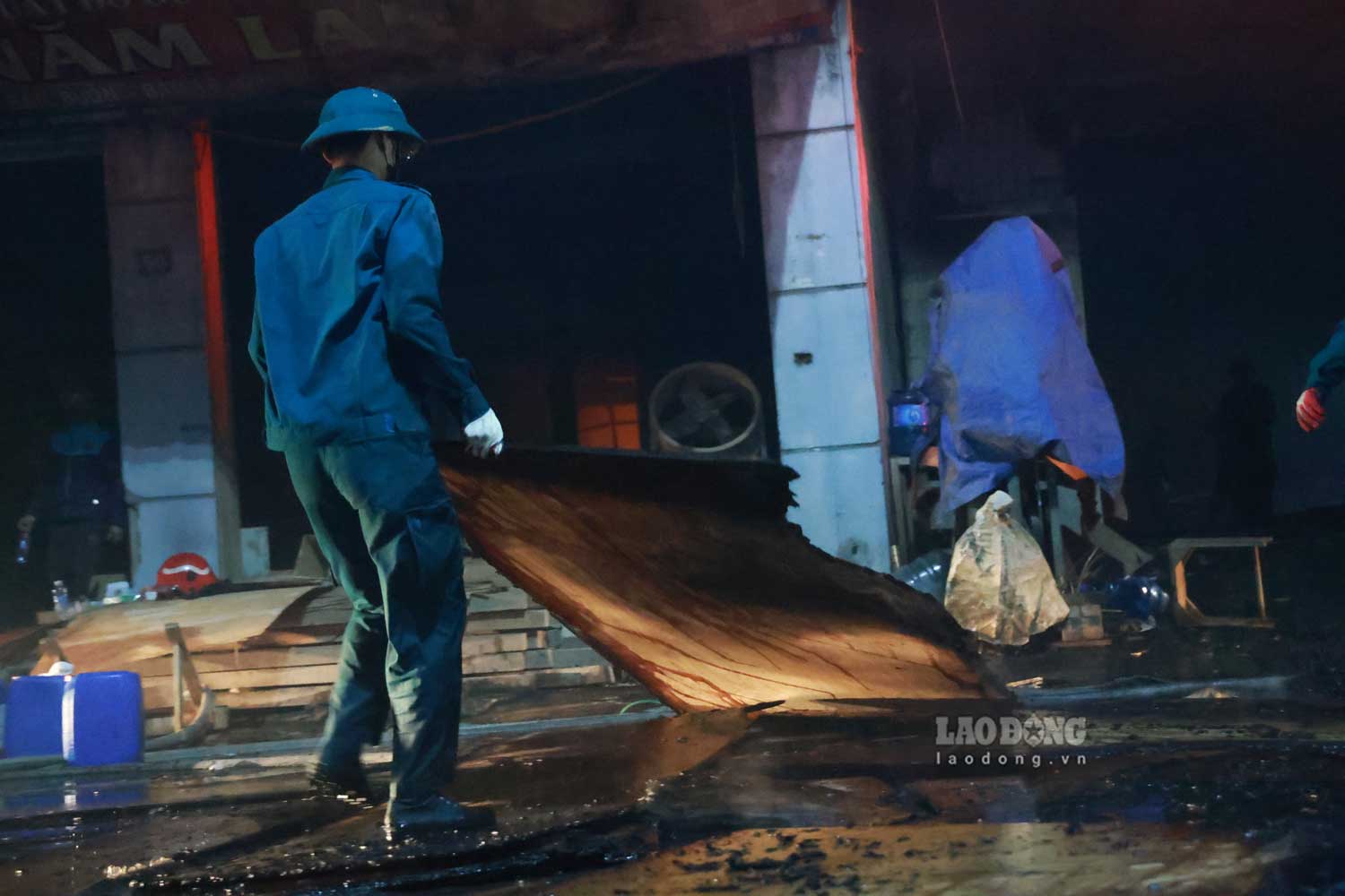 Mot so tai san cua nguoi dan duoc dua ra khoi nha xuong.