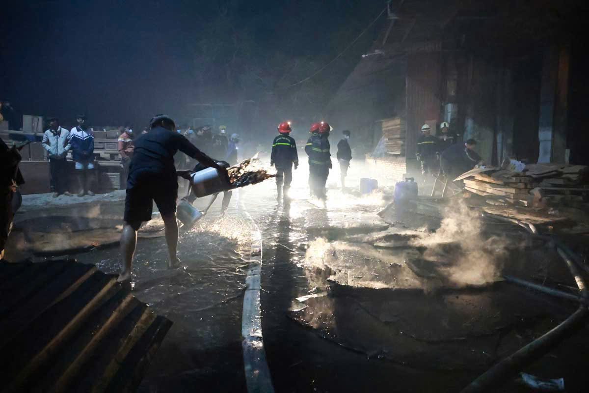 Nguoi dan te nuoc de lam nguoi nhung tam go bi chay.