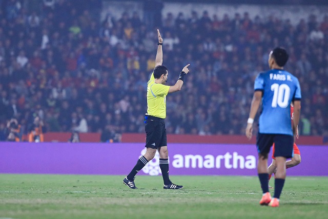 The referee consulted VAR and disallowed Singapore's goal against Vietnam due to offside. Photo: Minh Dan
