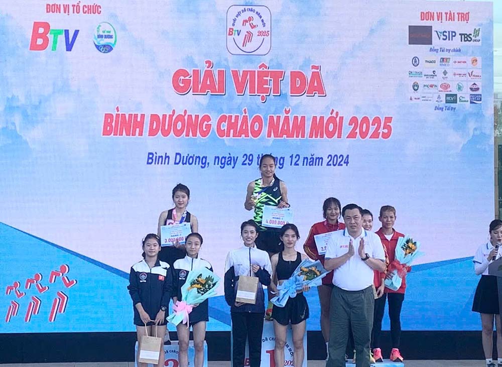 Ong Cao Van Chong – Pho Giam doc So Van hoa - The thao va Du lich tinh trao thuong cho cac van dong vien dat thanh tich cao tai giai. Anh: So VHTTDL Binh Duong