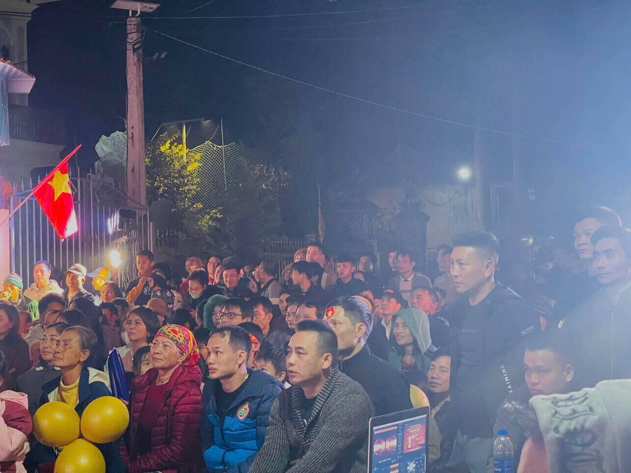 Many people from Hai Duong came to Tien Linh's hometown to cheer for the Vietnamese team. Photo: Mai Huong