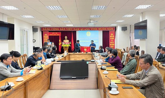 Ông Lê Ngọc Phúc - Phó Chủ tịch Liên đoàn Lao động tỉnh Lâm Đồng - trao tặng Cờ thi đua xuất sắc năm 2024 cho công đoàn cơ sở ngành Y tế . Ảnh: Ngọc Mai