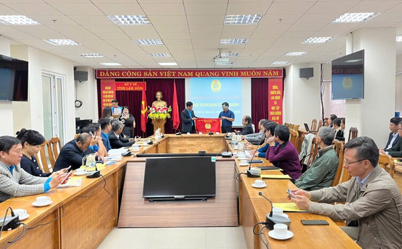 Mr. Le Ngoc Phuc - Vice Chairman of Lam Dong Provincial Labor Federation - awarded the 2024 Excellent Emulation Flag to the grassroots trade union of the Health sector. Photo: Ngoc Mai