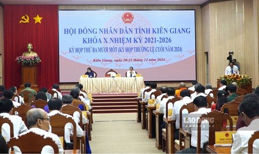 Cử tri xã Bình Giang huyện Hòn Đất có đề nghị Điện lực Kiên Giang kéo điện lưới quốc gia về 2 tuyến dân cư. Ảnh: Nguyên Anh