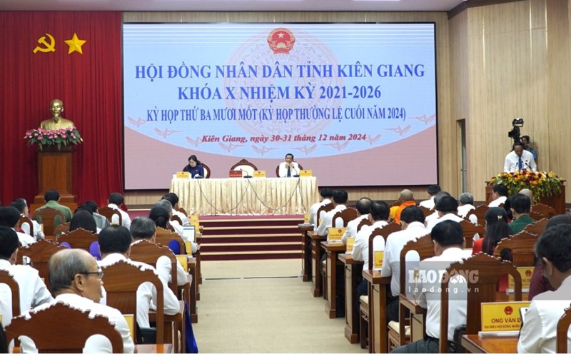 Voters of Binh Giang commune, Hon Dat district, have requested Kien Giang Electricity to bring national grid power to two residential areas. Photo: Nguyen Anh