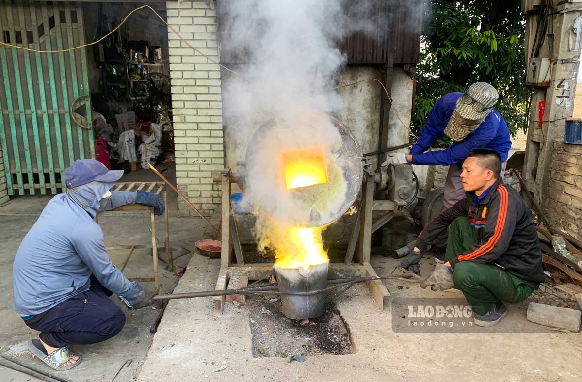 Lang nghe duc dong Tong Xa (thi tran Lam, huyen Y Yen, tinh Nam Dinh) da ton tai hon 900 nam va la mot trong so nhung lang nghe truyen thong noi tieng o Nam Dinh.