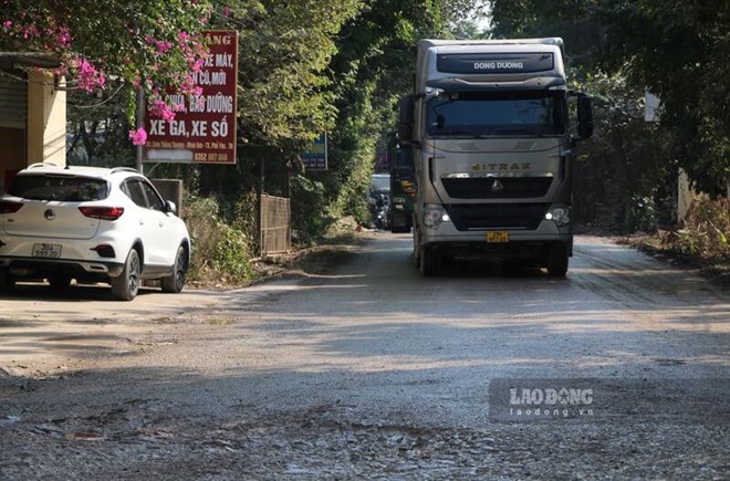 Tỉnh lộ 261 bị cày nát, oằn mình gánh xe tải nặng