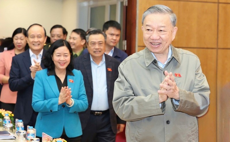 General Secretary To Lam and National Assembly deputies of Hanoi City at the meeting with voters on the morning of December 3. Photo: Thanh Hai