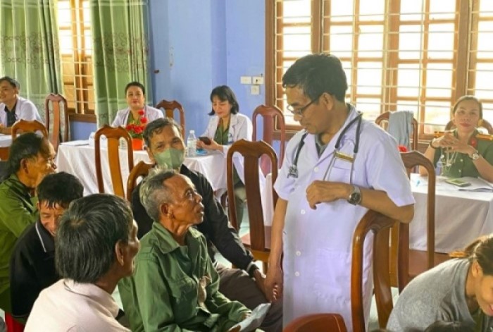 Bac si Nguyen Huy Thong - nguoi co hon 40 nam cong hien cho nganh y te huyen Tay Giang (Quang Nam) da chon Benh vien 199 de tiep tuc tan hien cho nghe y. Anh: Song Han