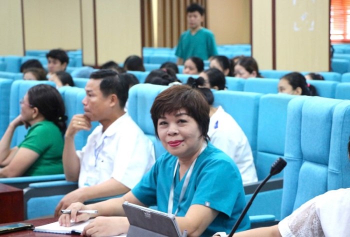 Chuyen vien quan ly chat luong Tran Thi Thu Hong - nguoi co kinh nghiem hon 25 nam cong tac tai Benh vien Ung buou Da Nang, du nghi huu theo che do nhung van tiep tuc cong hien cho nghe y bang cach “thu viec” tai Benh vien 199 Bo Cong an. Anh: Song Han