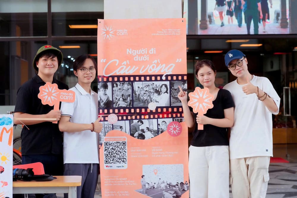 The art exhibition “Hoa Cam Thanh Cam” officially opened on the morning of December 3 in Hanoi. Photo: Organizing Committee