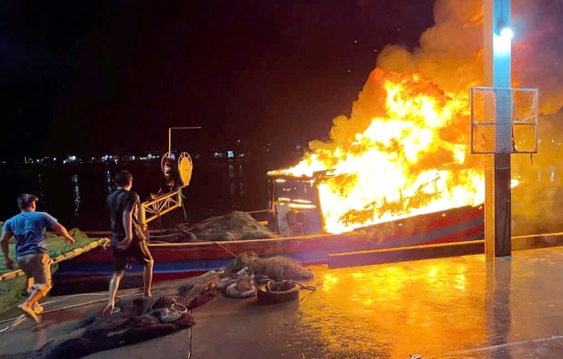 Hundreds of people and authorities in Quang Ngai worked together to extinguish a fire on a fishing boat in Sa Huynh, Duc Pho town. Photo: Duc Minh