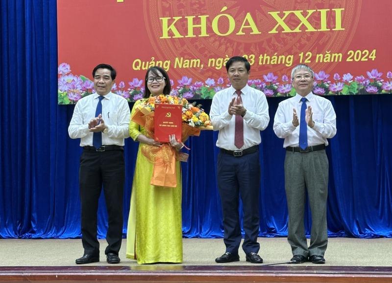 Lanh dao Quang Nam chuc mung tan Thuong vu Tinh uy Tran Thi Kim Hoa. Anh: Doan Nguyen 