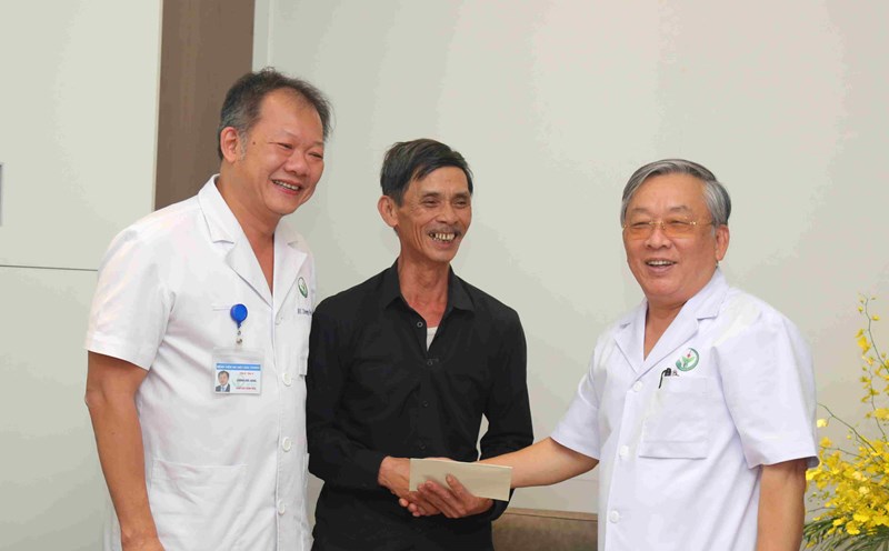 A special reunion between doctor and patient in the first liver transplant from a brain-dead donor in Vietnam. Photo: BVCC