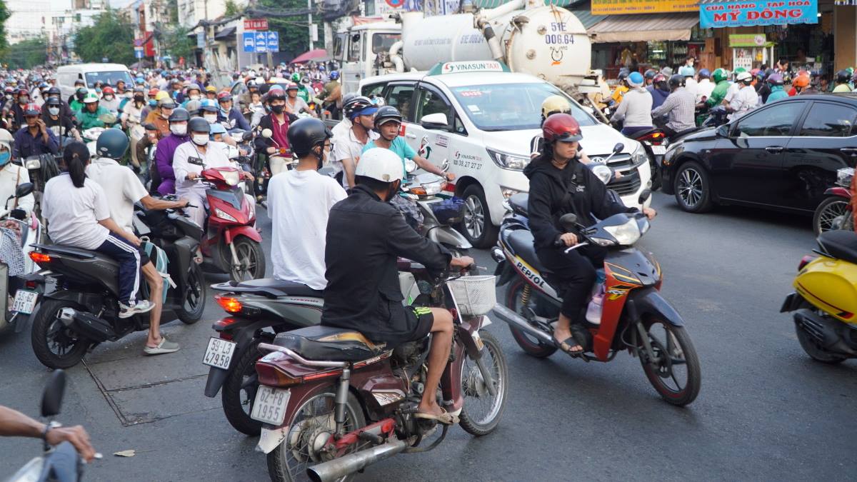 Vehicles collide at an intersection on Tung Thien Vuong Street. Photo: Nguyen Chan