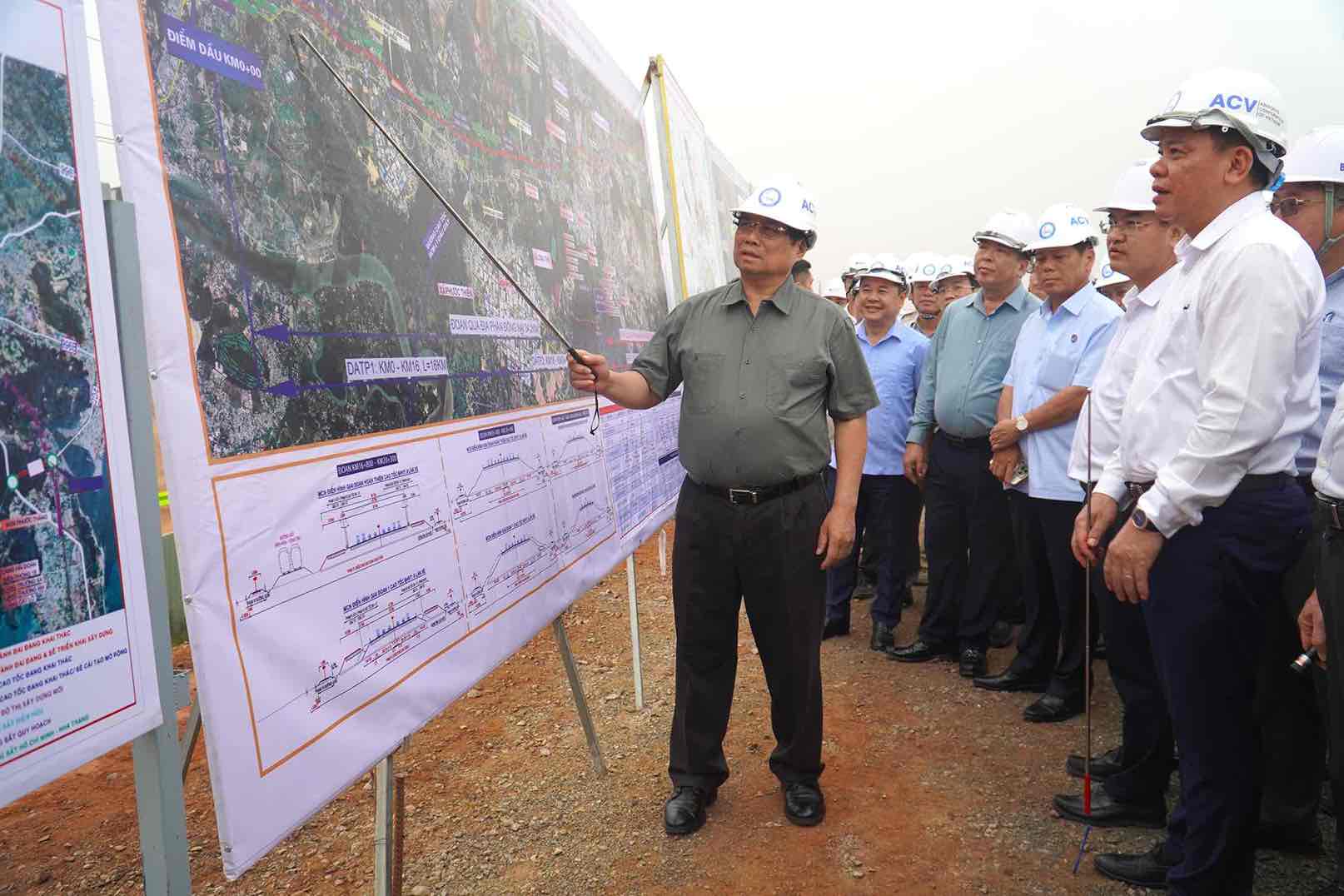 Prime Minister Pham Minh Chinh inspected the implementation of package 6.12 to construct two roads connecting Long Thanh airport. Photo: HAC