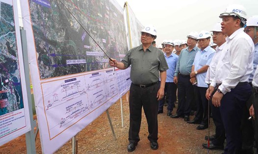 Thủ tướng Phạm Minh Chính kiểm tra triển khai gói thầu 6.12 thi công hai tuyến đường kết nối sân bay Long Thành. Ảnh: HAC
