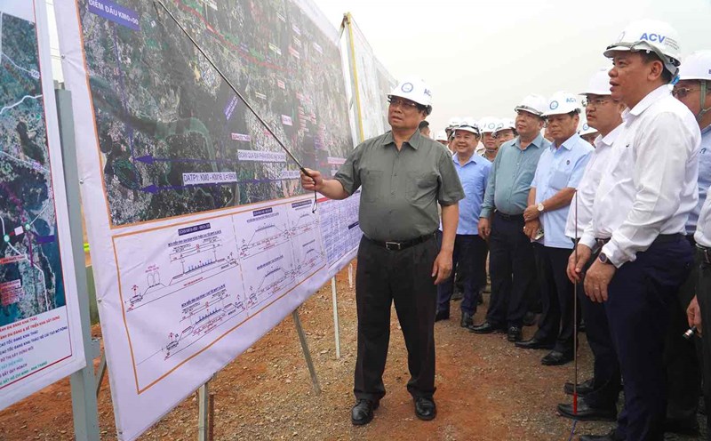 Prime Minister Pham Minh Chinh inspected the implementation of package 6.12 to construct two roads connecting Long Thanh airport. Photo: HAC
