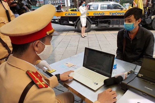 Traffic violators can pay fines through the public service portal. Illustration photo: V.Hue