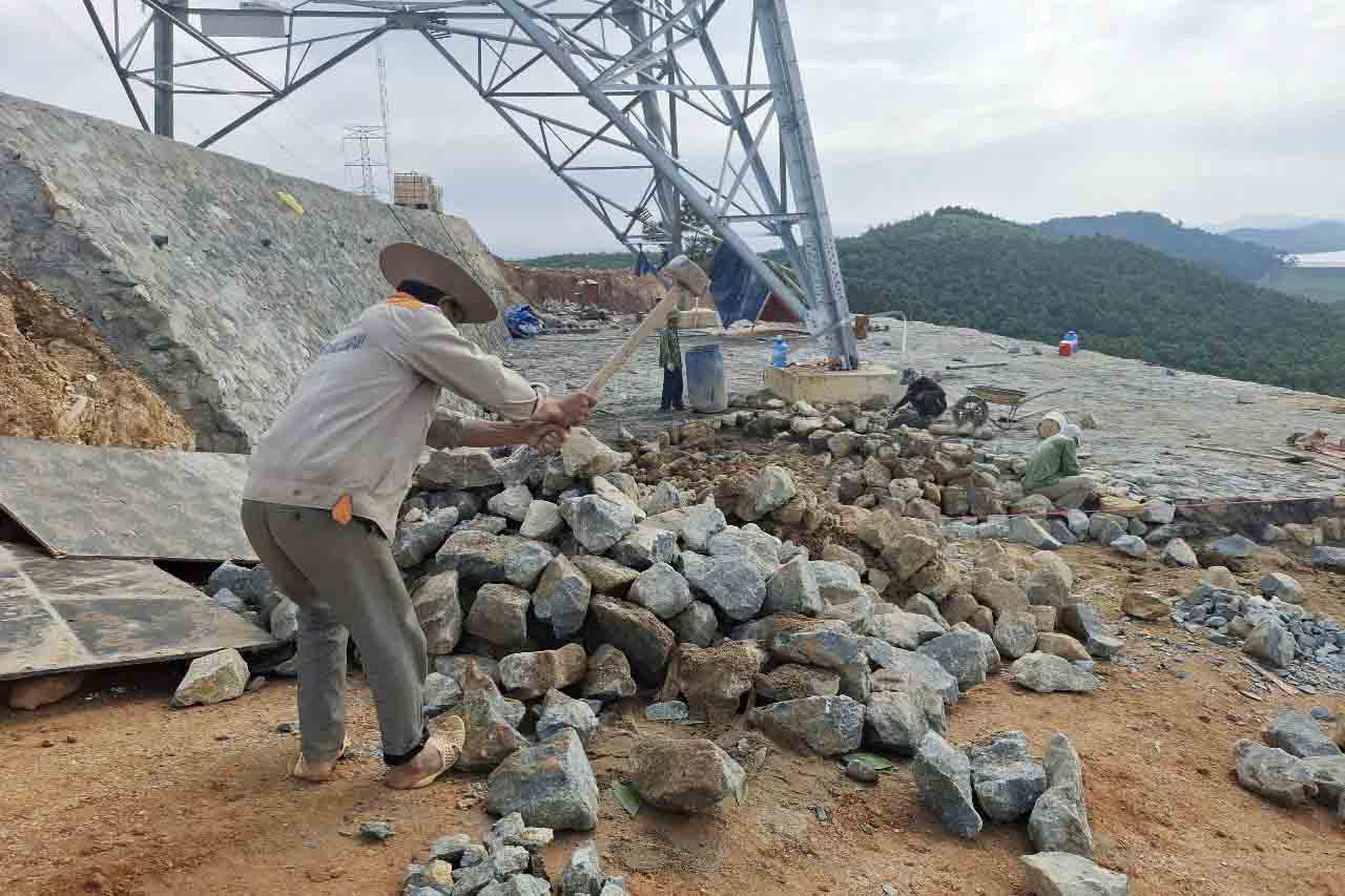 Workers are constructing a revetment around the foundation of power pole No. 174 of the 500kV line circuit 3 in Cam My commune, Cam Xuyen district, Ha Tinh province. Photo: Tran Tuan.