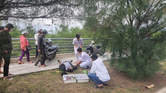 Authorities take a man suspected of drug overdose lying on the sidewalk in Nha Trang to the emergency room. Photo: Phuong Linh