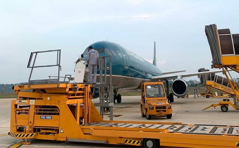 Many people traveling to Mang Den by air are having to land at Pleiku Airport, Gia Lai Province. Photo: Thanh Tuan