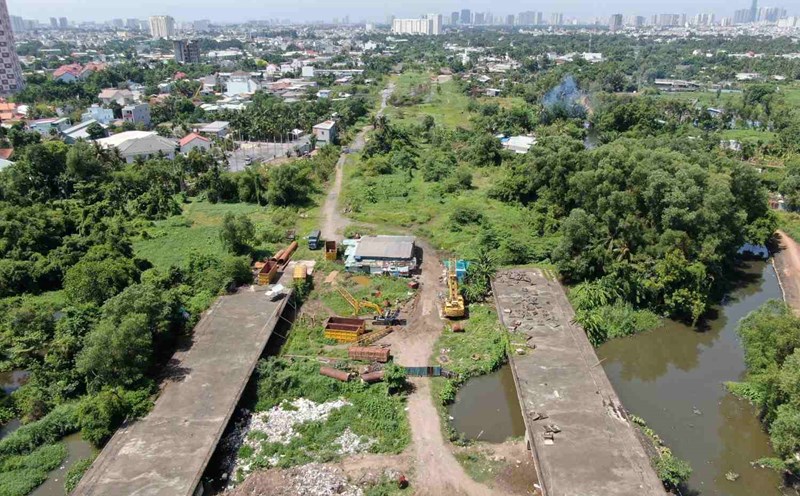 Ho Chi Minh City's Ring Road 2 - the section from Go Dua intersection to Pham Van Dong has stopped construction for more than 4 years. Photo: Minh Quan