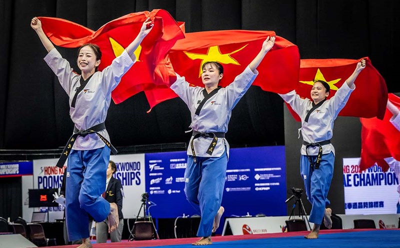 Chau Tuyet Van and her teammates won the gold medal at the 2024 World Taekwondo Championship. Photo: WTF