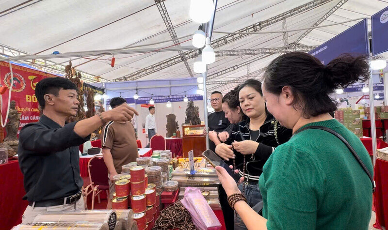 Customers shop at the 2024 Vietnam - China Lang Son International Trade and Tourism Fair. Photo: Khanh Linh