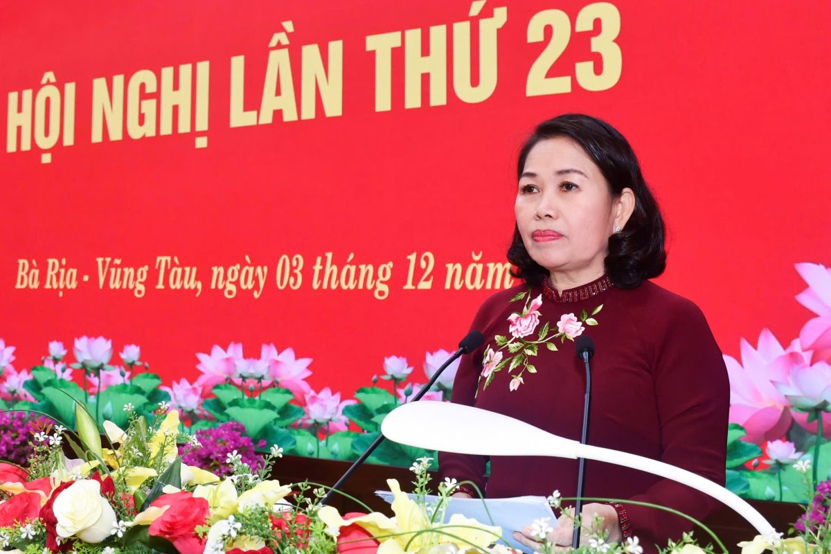 Ba Nguyen Thi Yen - Pho Bi thu Thuong truc Tinh uy Ba Ria - Vung Tau phat bieu trong mot hoi nghi. Anh: Phuc Luu