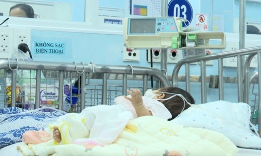 Bệnh nhi nhập viện nhiều về bệnh viêm đường hô hấp. Ảnh: HƯƠNG SƠN