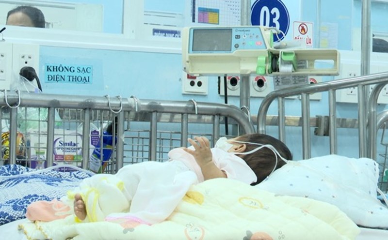 Many children are hospitalized for respiratory infections. Photo: HUONG SON