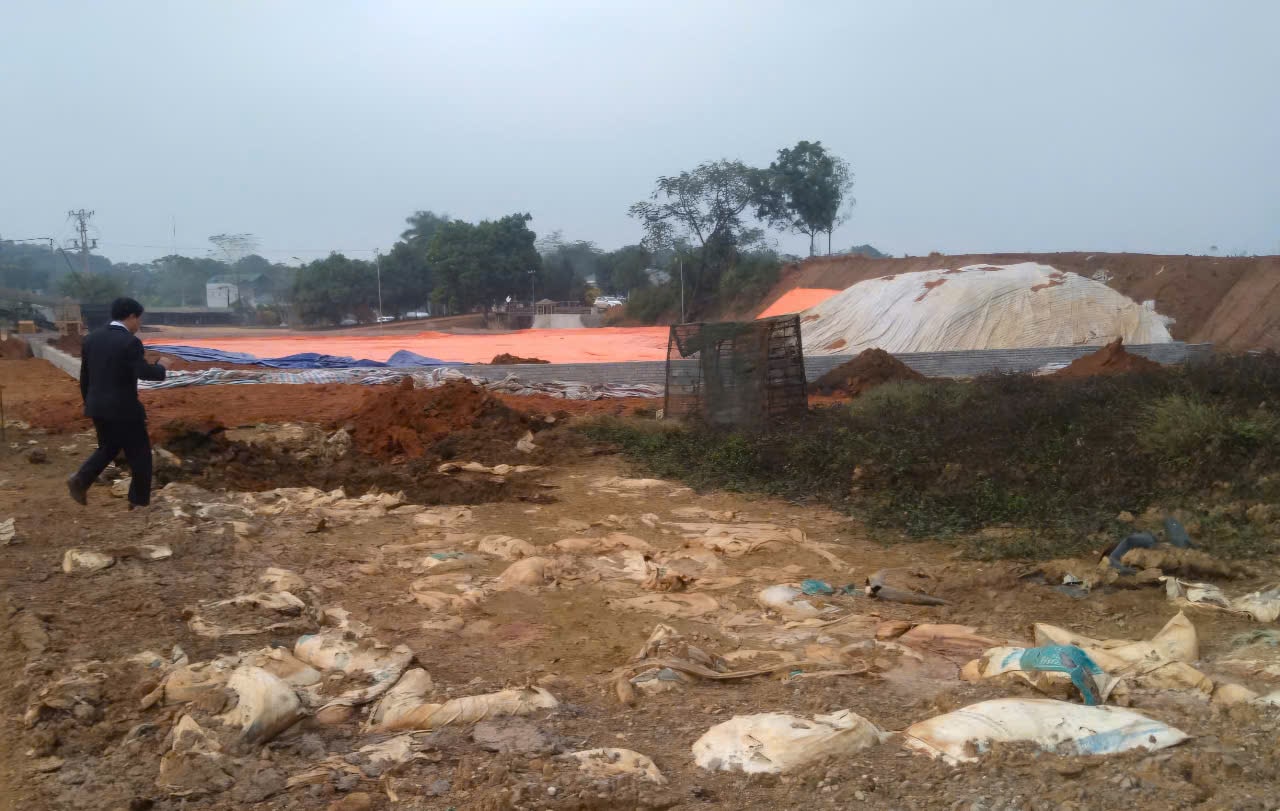 Authorities have discovered a large amount of waste being illegally buried by the Elmaco Ninh Binh Cassava Starch Processing Factory. Photo: Nguyen Truong