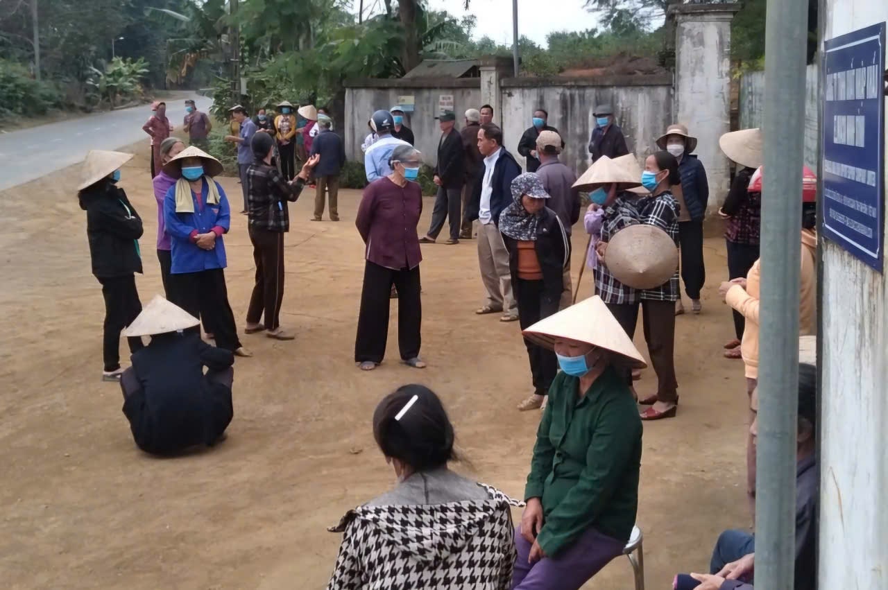 Nguoi dan tuc truc tai khu vuc truoc cong Nha may (anh chup sang ngay 2.12). Anh: Nguyen Truong