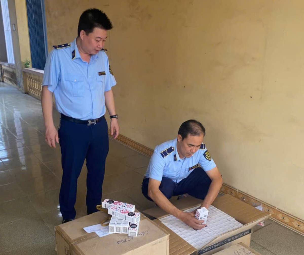 The goods are cosmetics of unknown origin and source that were temporarily seized. Photo: Nam Dinh Province Market Management Department
