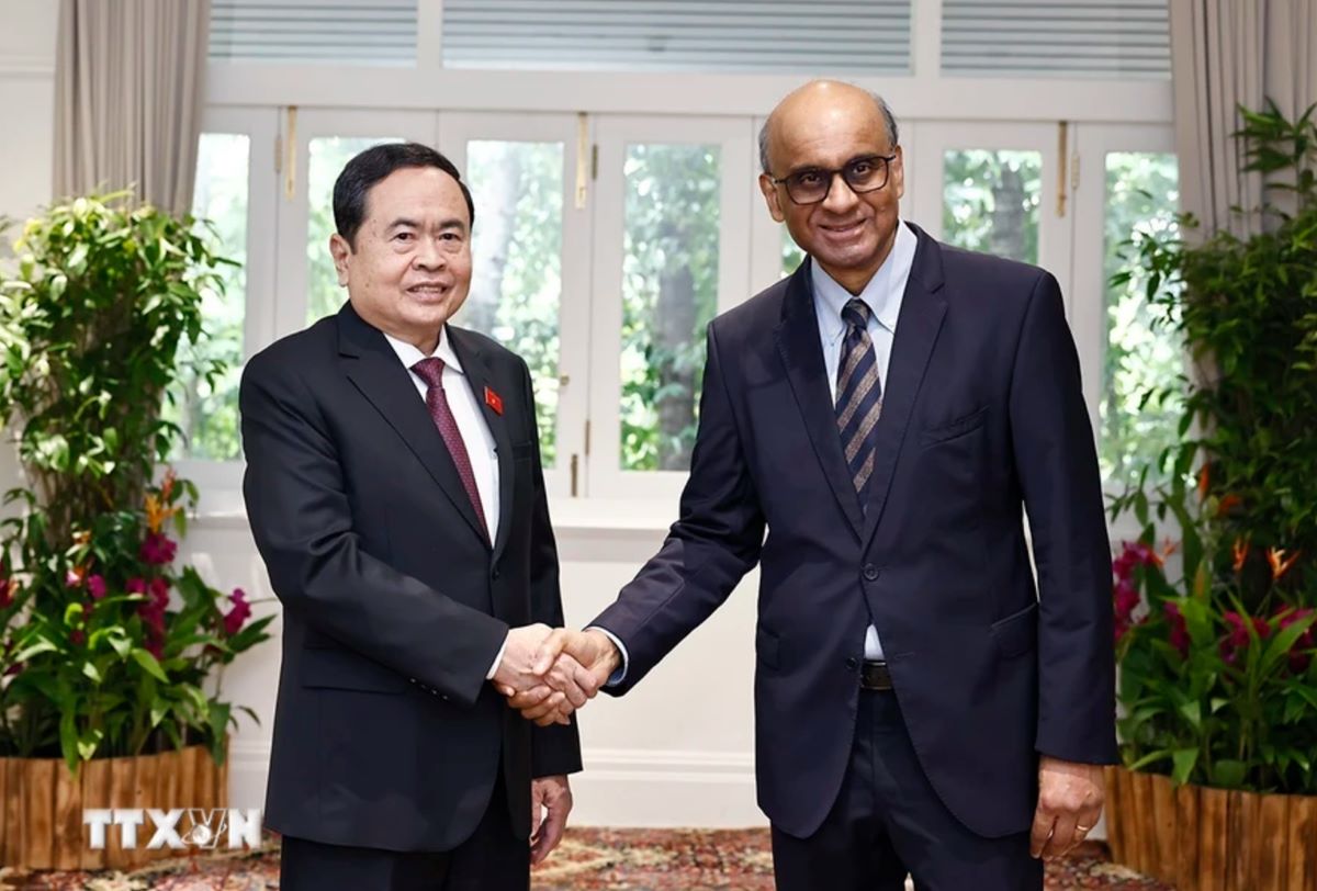 National Assembly Chairman Tran Thanh Man greets Singaporean President Tharman Shanmugaratnam on the morning of December 3. Photo: VNA