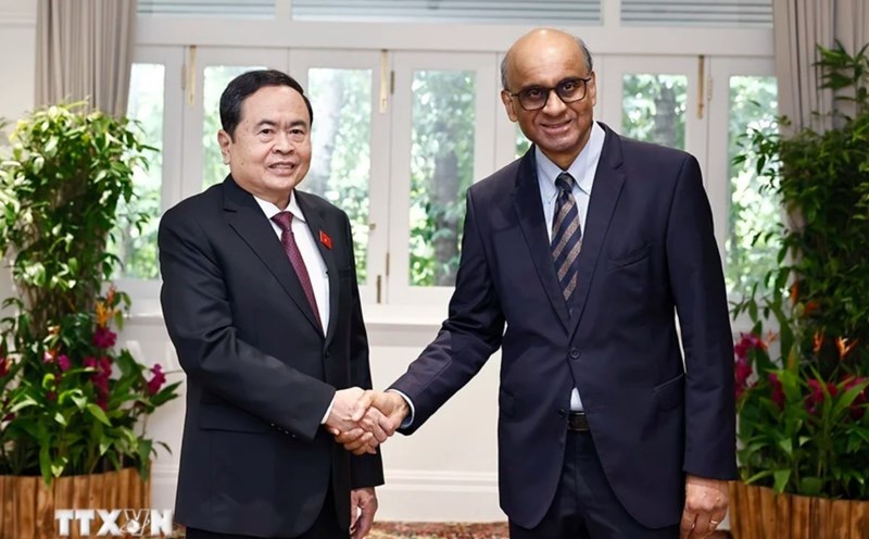 National Assembly Chairman Tran Thanh Man greets Singaporean President Tharman Shanmugaratnam on the morning of December 3. Photo: VNA