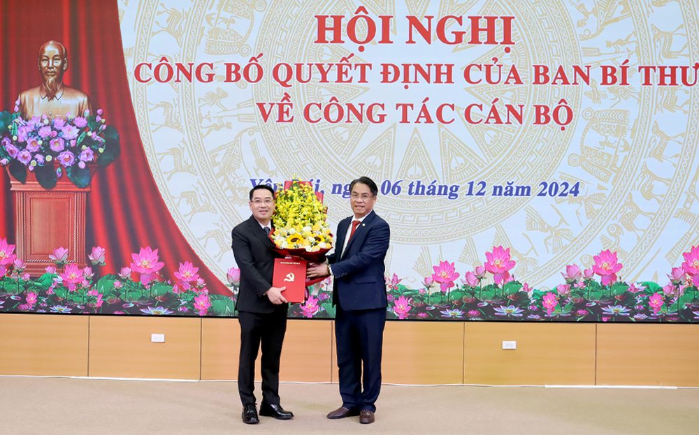 Appointing Mr. Nguyen Tuan Anh - Deputy Head of the Delegation Work Committee to hold the position of Deputy Secretary of the Yen Bai Provincial Party Committee. Photo: VGP