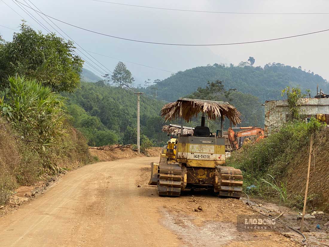 Cong nhan va may moc tren cong truong du an. Anh: Tran Bui