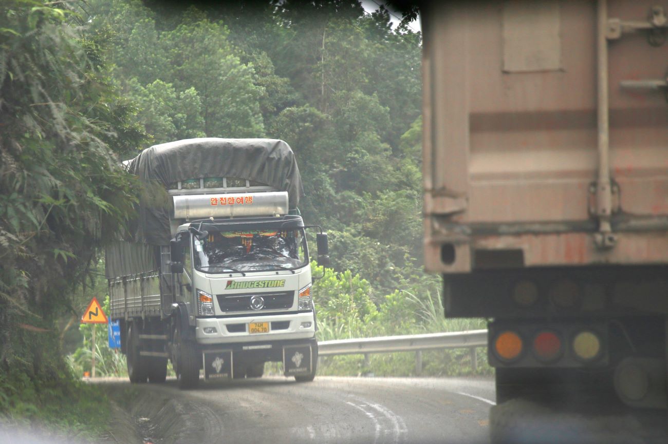 National Highway 15D near La Lay International Border Gate is narrow and degraded, making traffic difficult. Photo: Hung Tho