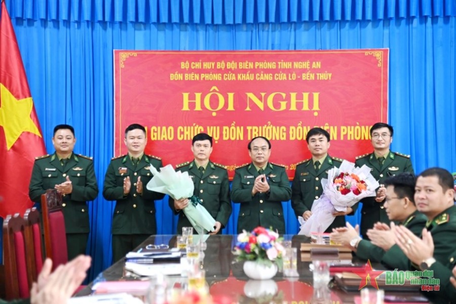 Handing over the position of Chief of Border Guard Station of Cua Lo - Ben Thuy port to 2 military officers. Photo: qdnd.vn