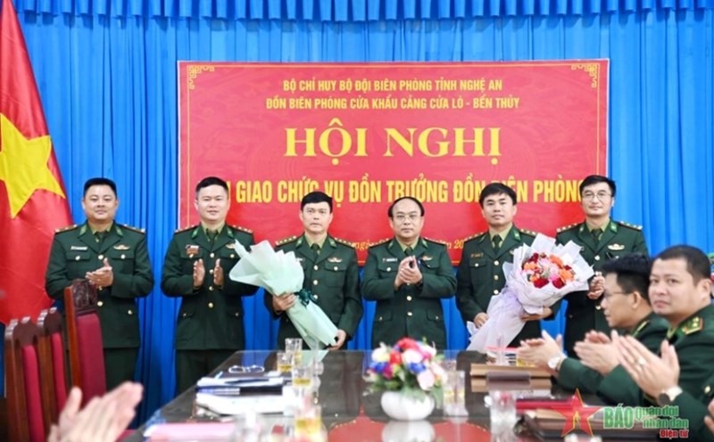 Handing over the position of Chief of Border Guard Station of Cua Lo - Ben Thuy port to 2 military officers. Photo: qdnd.vn