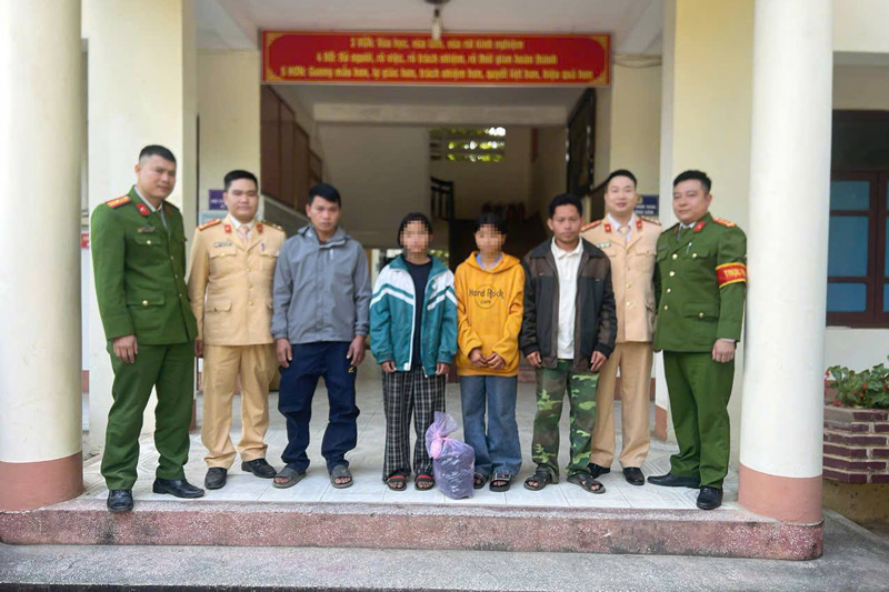 Lao Cai provincial authorities promptly stopped the children from leaving home to find work after being incited. Photo: Provided by the police
