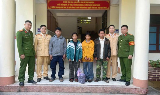 Lực lượng chức năng tỉnh Lào Cai kịp thời ngăn chặn các cháu bé bỏ nhà đi tìm việc sau khi nghe xúi giục. Ảnh: Công an cung cấp