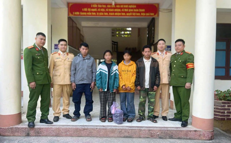 Lao Cai provincial authorities promptly stopped the children from leaving home to find work after being incited. Photo: Provided by the police