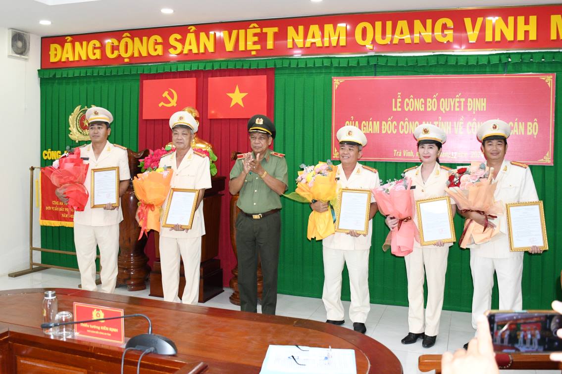 Thieu tuong Kien Rinh - Pho Giam doc Cong an tinh trao quyet dinh cho cac dong chi duoc dieu dong, bo nhiem, bo nhiem lai. Anh: Ho Giang