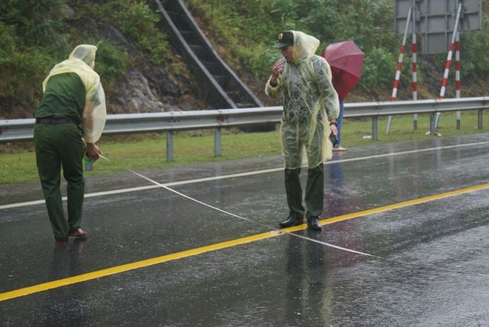 Commune police participate in investigating the scene of a traffic accident. Illustration photo: Dinh Trong