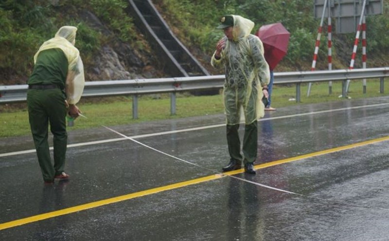 Commune police participate in investigating the scene of a traffic accident. Illustration photo: Dinh Trong