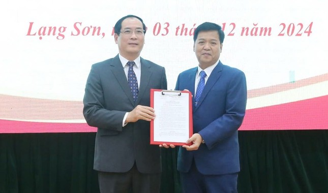 Leaders of Lang Son Provincial People's Committee presented the decision to appoint Deputy Director of the Department of Education and Training to Mr. Dang Hong Cuong (right). Photo: Duy Chien